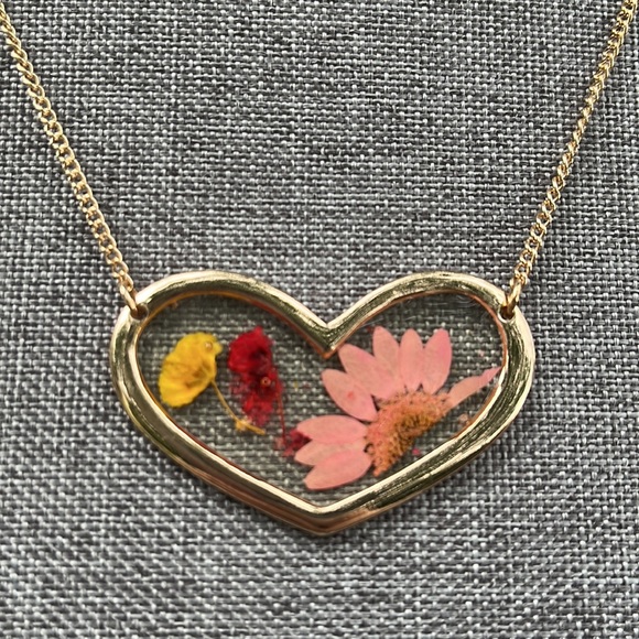 Handmade Real Pressed Dried Flower Botanical Resin Heart Necklace - Picture 8 of 16